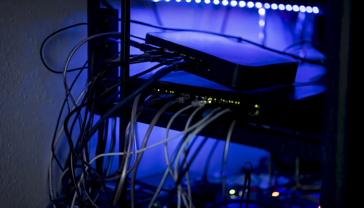Angolo della casa dedicato al server, con cavi di alimentazione e attrezzatura di rete