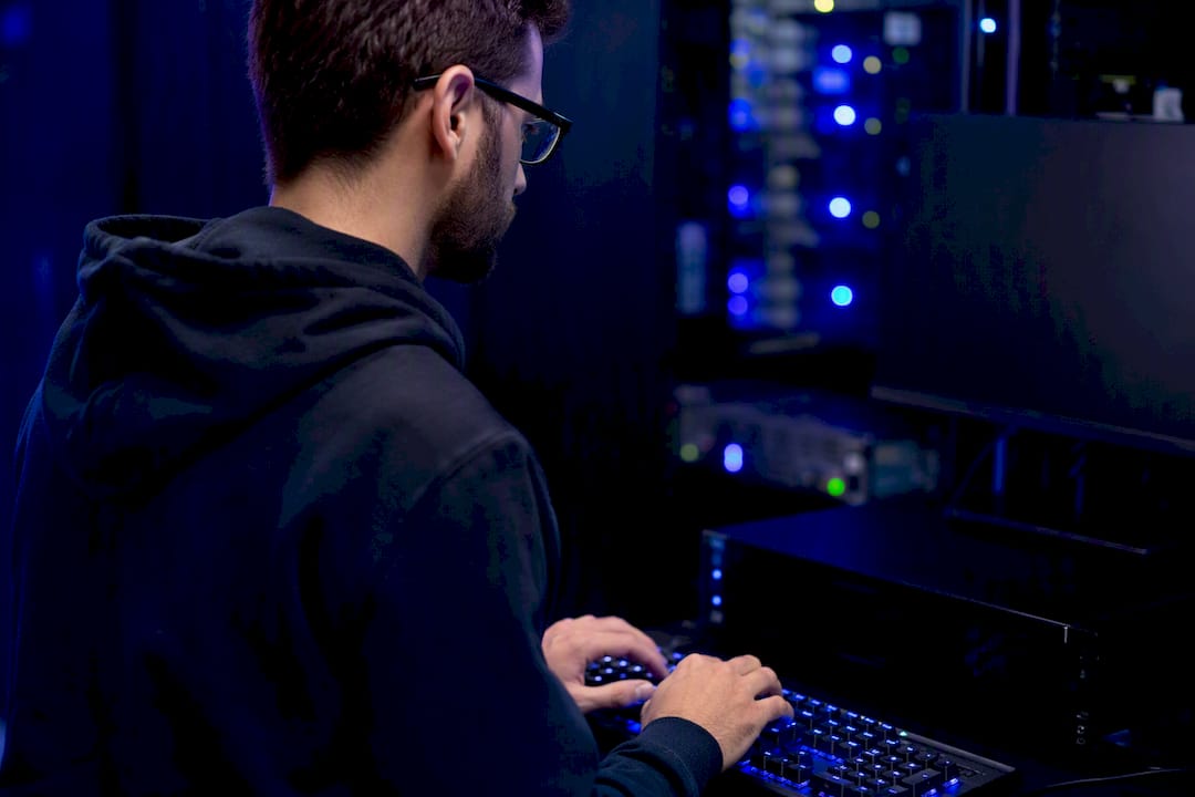 Mani che digitano sulla console per avviare manualmente il server