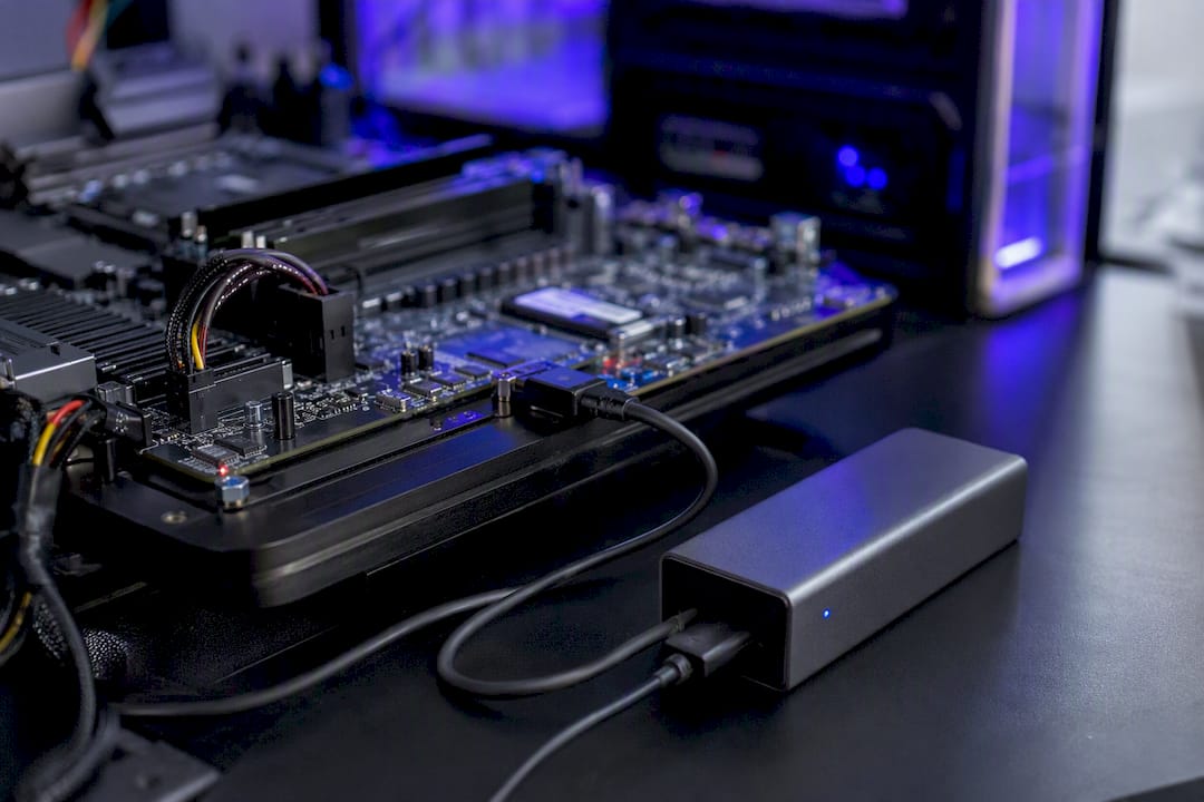 Primo piano di un dispositivo per test diagnostici hardware sulla scheda madre
