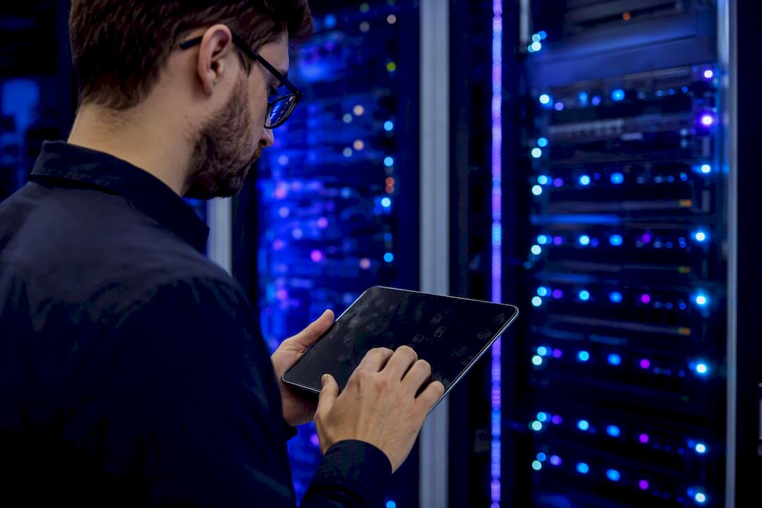 Mani che gestiscono il pannello di allocazione delle risorse del server