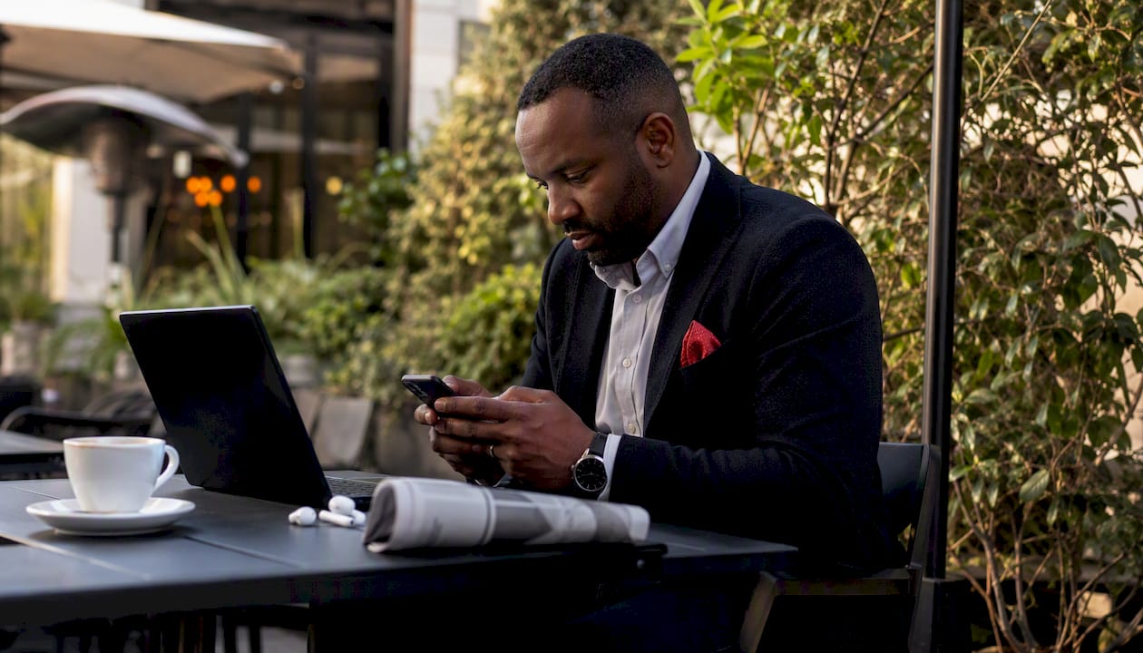 Man using AI guest journey platform in café