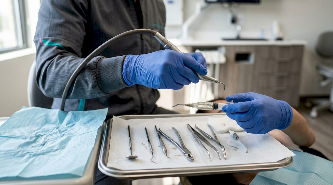Dettaglio degli strumenti per lo sbiancamento dentale disposti sul vassoio