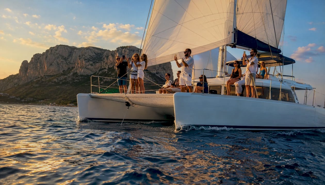 Un giro in catamarano al tramonto, con l’isola di Tavolara che si staglia all’orizzonte.