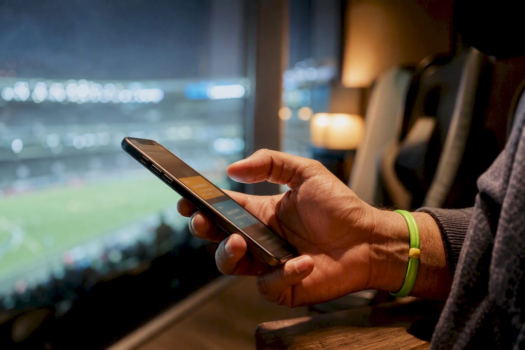 Bettor considering a live cash-out offer