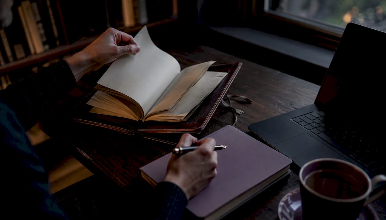 Past vs Present Tense: Pick the Right One for Your Novel