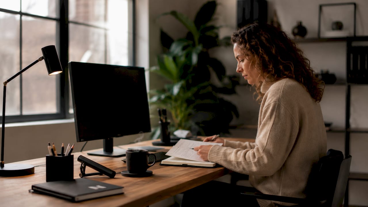 Stimmungsvolle Beleuchtung am Arbeitsplatz: Wie das richtige Licht das Wohlbefinden im Büro fördert