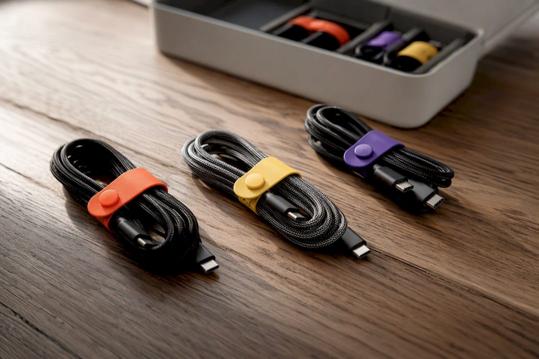 USB-C-Kabel lassen sich mit farbigen Clips oder Kabelmarkierungen ganz einfach kennzeichnen.