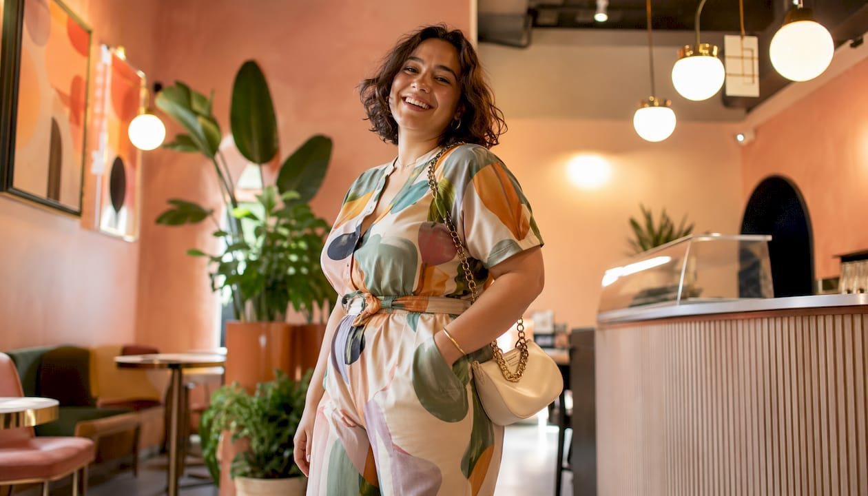 Vrouw gespot in een volledig denimlook op straat