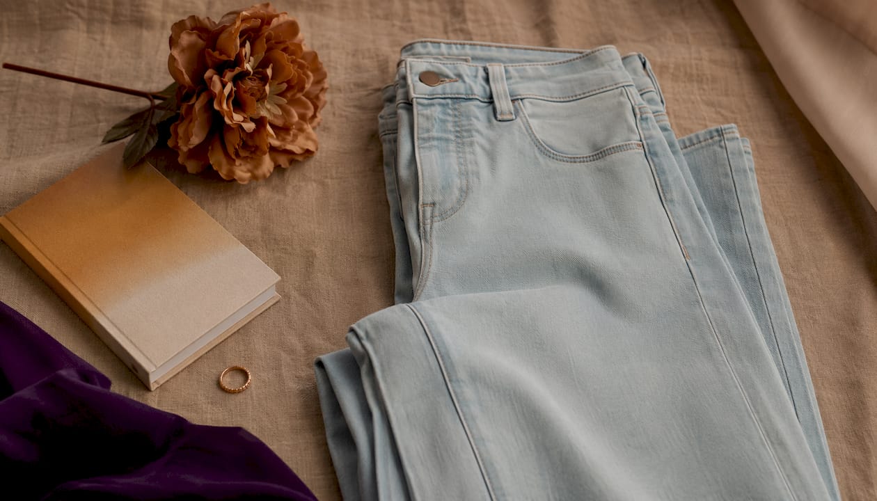Stilvolles Flatlay mit hochwertiger NYDJ Culotte aus Denim und passenden Accessoires