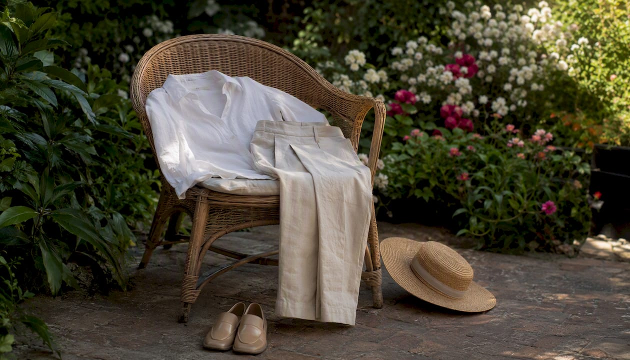 Een zomerse linnen outfit ligt klaar op tafel, helemaal klaar om aan te trekken.