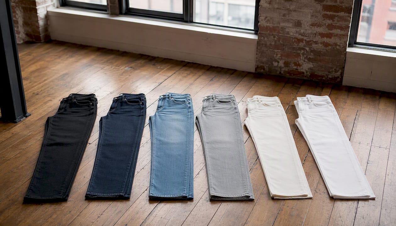 Jeans werden nebeneinander gelegt, um die unterschiedlichen Beinlängen direkt miteinander zu vergleichen.