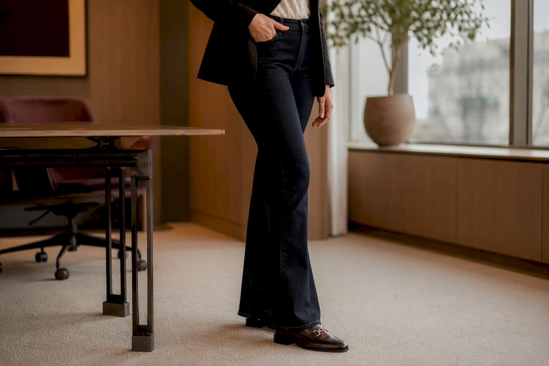 Eleganter Büro-Look mit dunkel gewaschenen Bootcut-Jeans