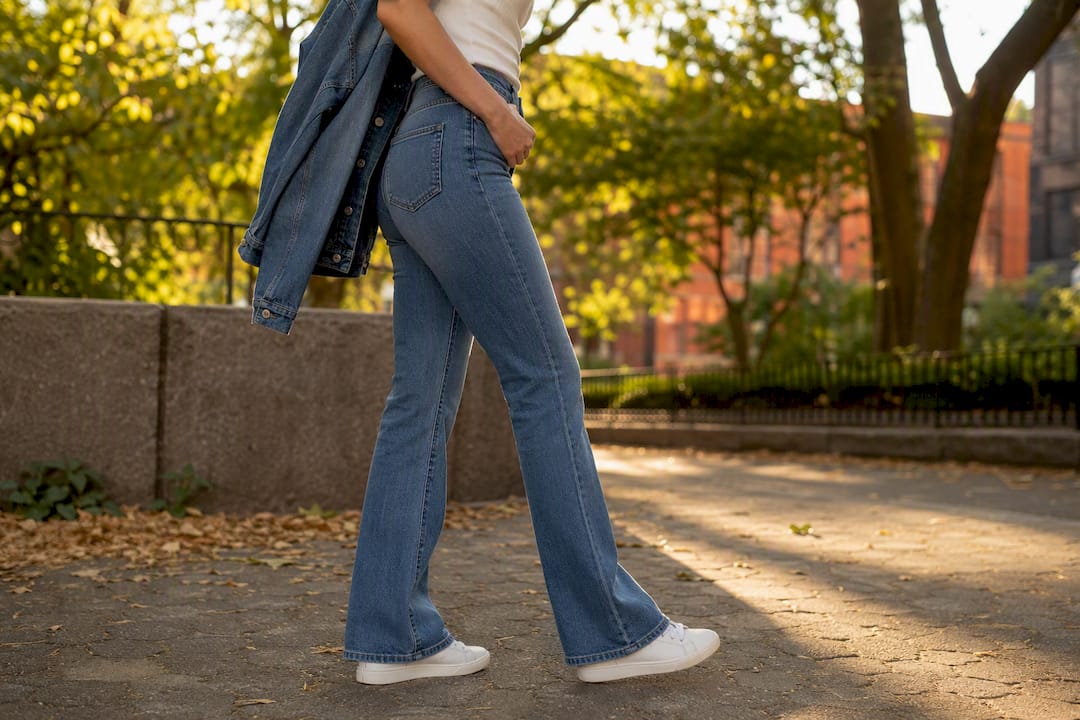 Lässige Bootcut-Jeans kombiniert mit einem gerippten Shirt – perfekt für einen entspannten Alltagslook.