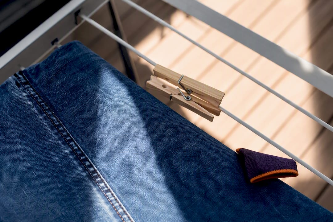Stretch-Denim wird liegend im Schatten getrocknet
