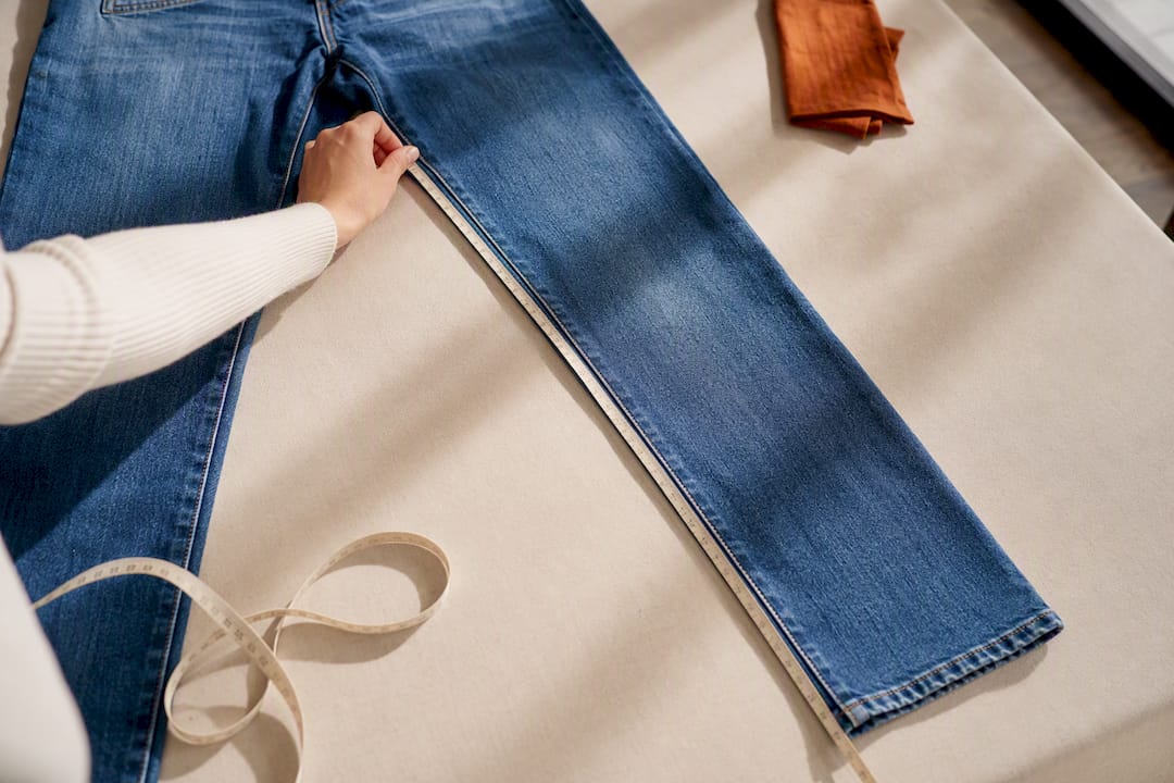 Maßband misst die Innenbeinlänge einer Jeans