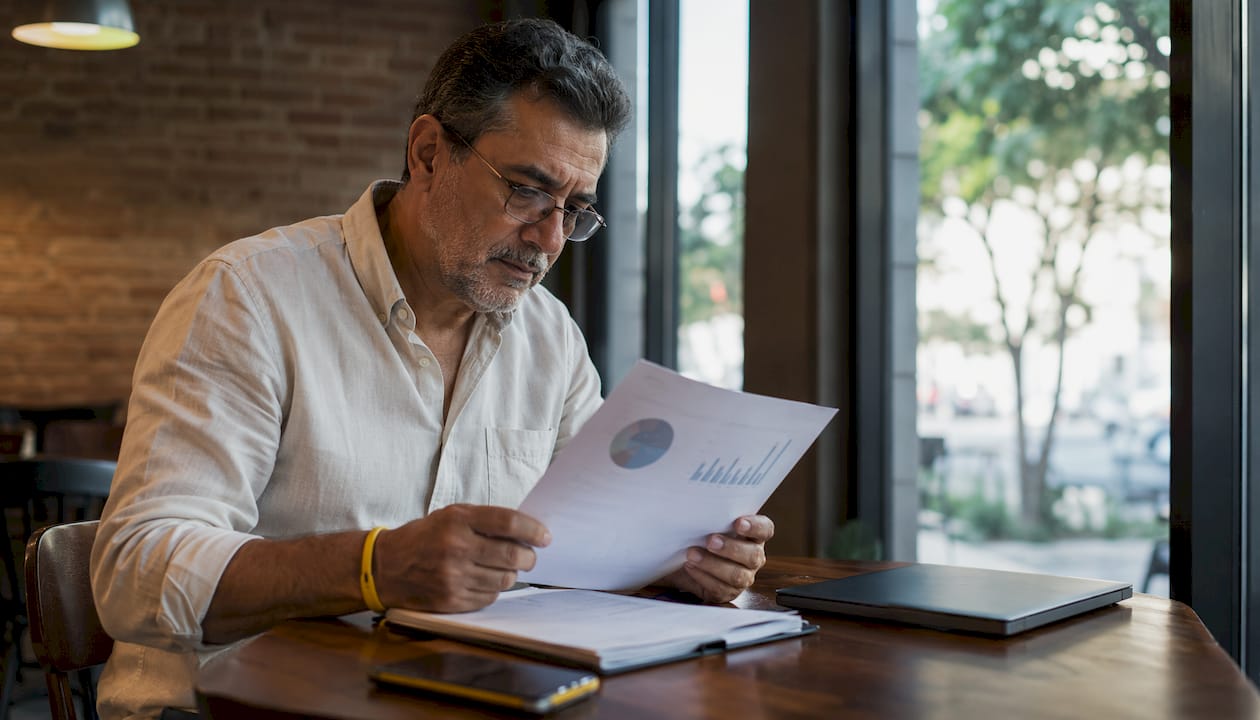 Un hombre analiza diferentes estrategias para evitar cancelaciones mientras trabaja desde su oficina en casa.