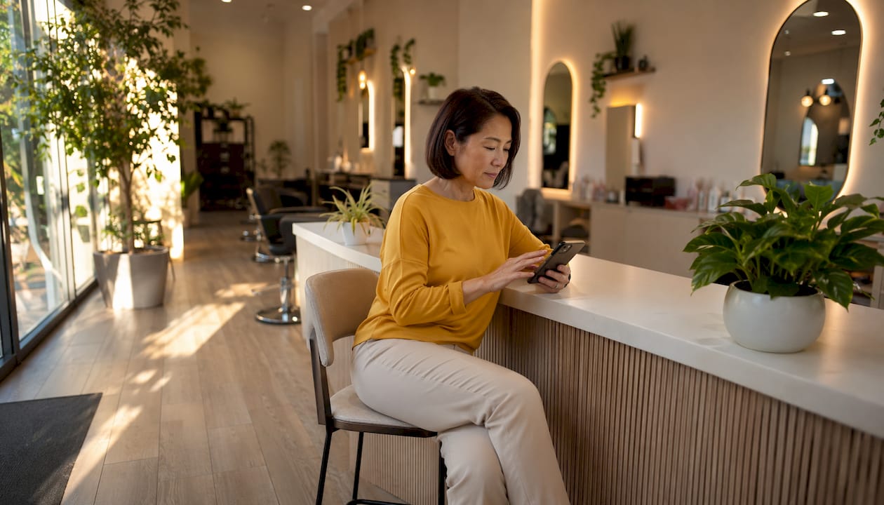 Mujer gestionando sus citas desde el móvil