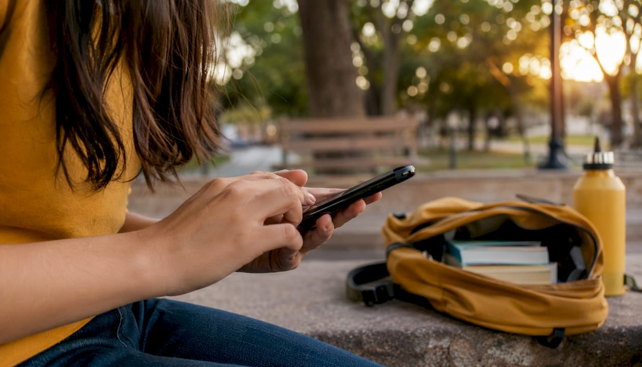 Persona utilizando su móvil para agendar una cita