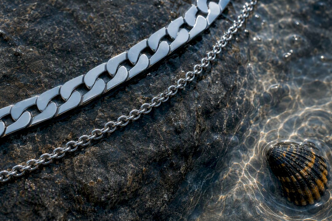Wide flat and delicate chain links