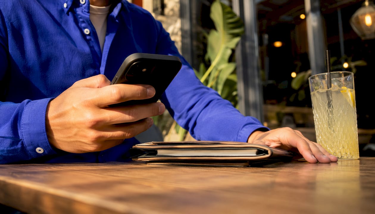 Iemand boekt eenvoudig iets via zijn smartphone