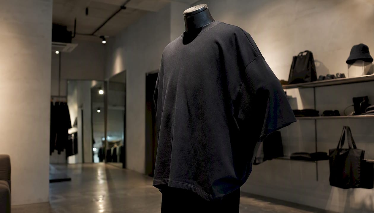 Oversized streetwear shirt on mannequin
