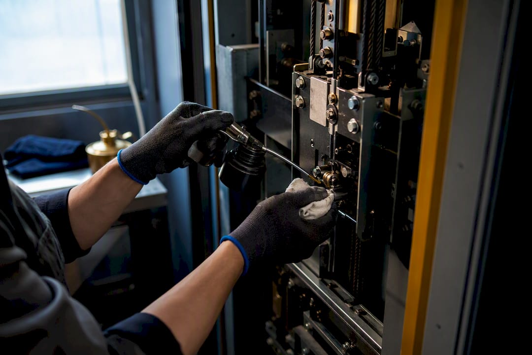 Hands lubricating mechanical elevator parts