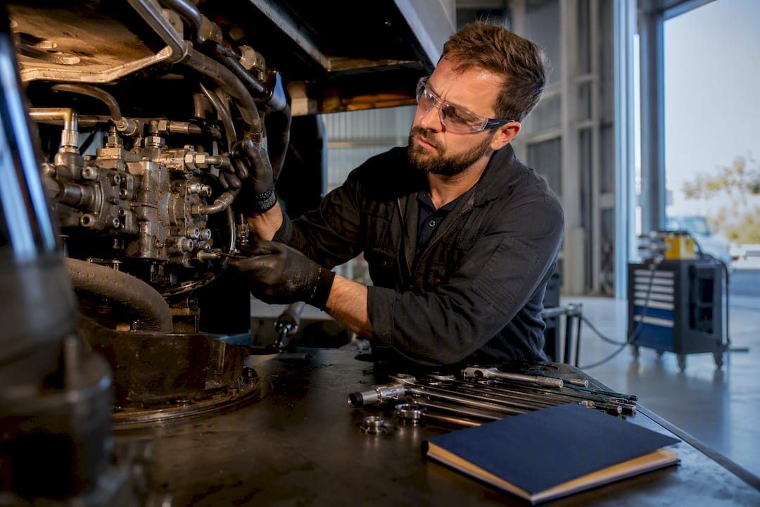 8 Service KPIs That Fix WIP and Cash for Equipment Dealers