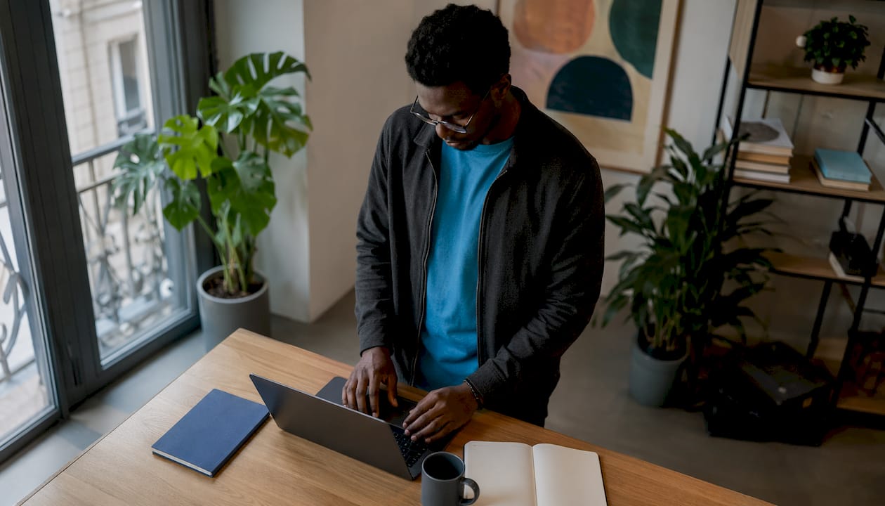 Dans un bureau contemporain, un ingénieur s’attèle à la mise en place d’une intelligence artificielle open source en local.