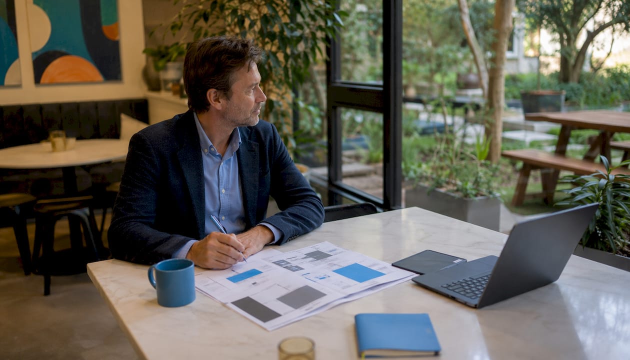 Présentation des différentes solutions pour les consultants lors des réunions d’équipe en salle.