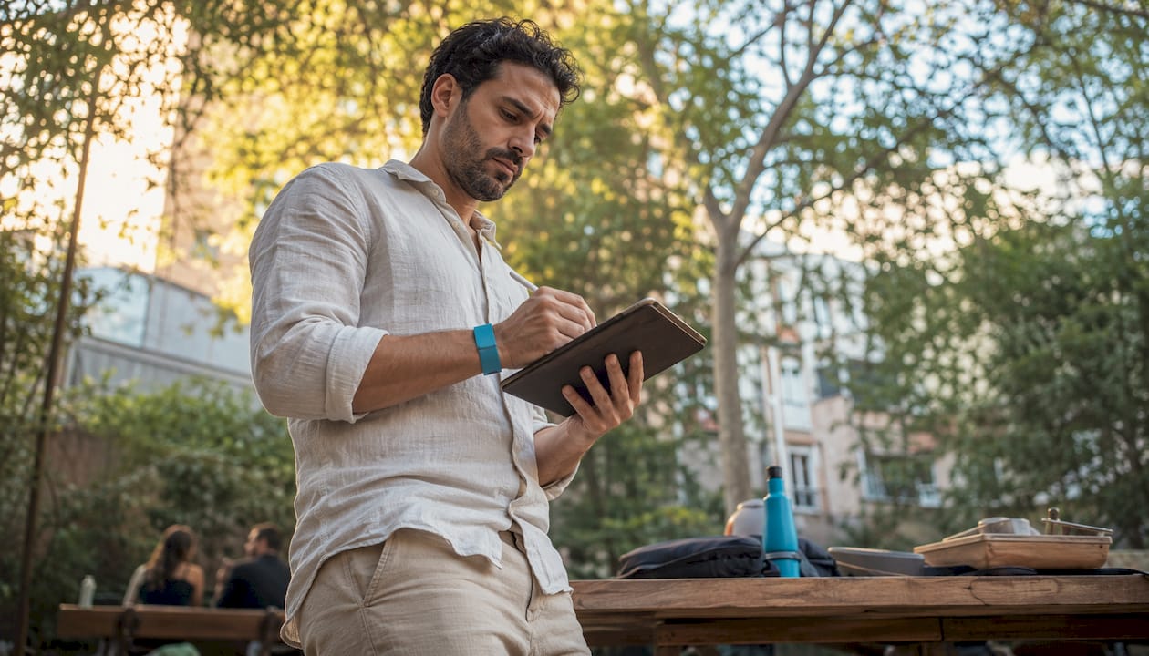Un homme remplit un formulaire complexe sur sa tablette