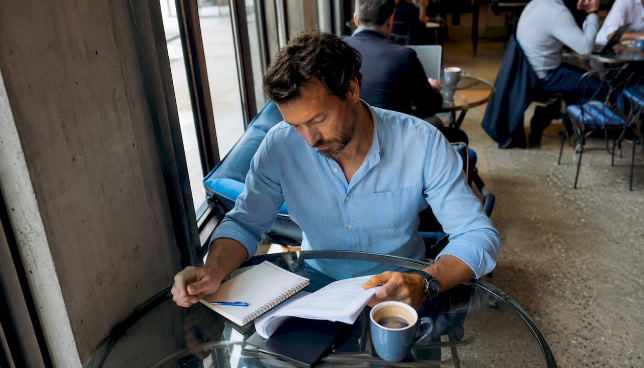 Dirigeant de PME pilotant la mise en place d’un serveur cloud privé