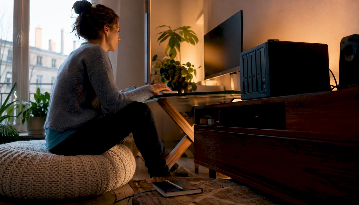 Une femme gère ses photos personnelles à partir de son propre serveur à la maison.