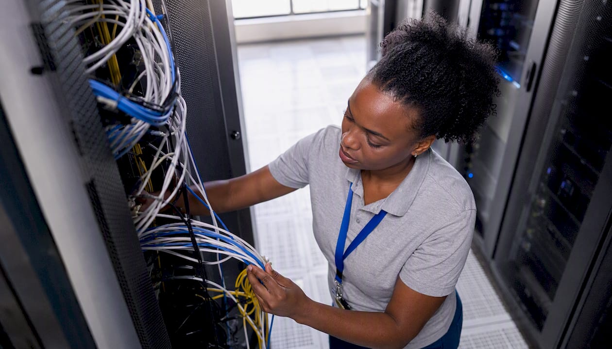 Technicienne en supervision de serveurs au sein d’un datacenter