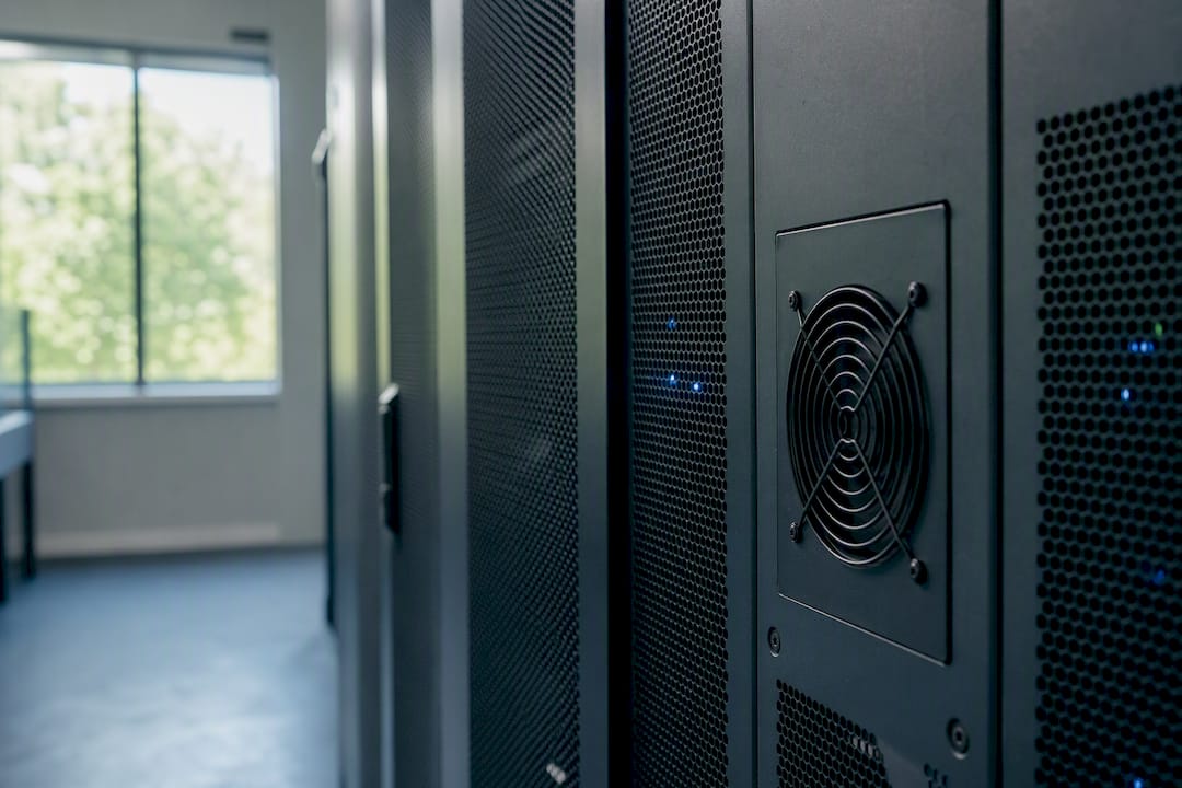 Ventilation et ventilateurs de refroidissement d'une baie de serveurs, gros plan