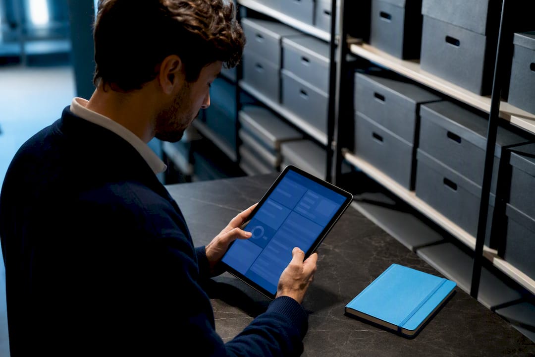 Personne analysant un export de données