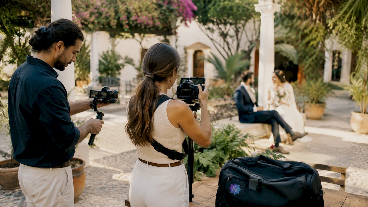 Un equipo de videógrafos capturando cada momento de una boda en un encantador cortijo andaluz.