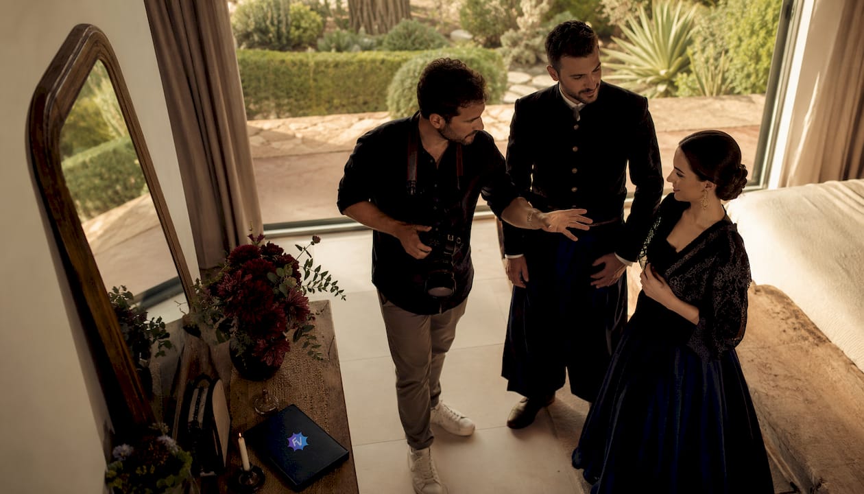 El fotógrafo captura los momentos previos mientras la pareja se prepara para su boda en el hotel.
