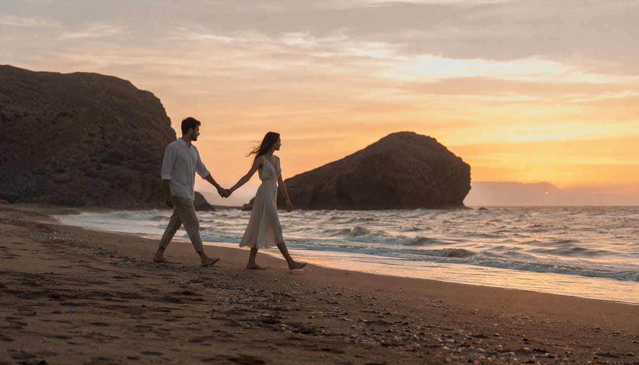 Una pareja se perfila en la puesta de sol sobre la espectacular Playa de Mónsul, rodeada de formaciones volcánicas.