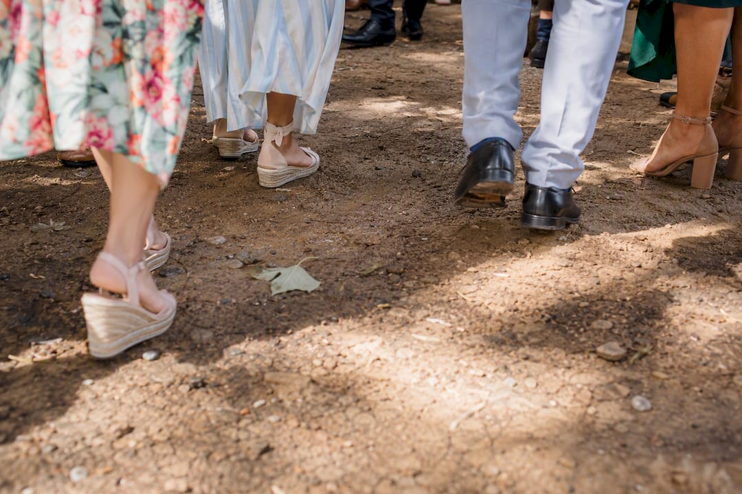 Calzado recomendado para invitados de boda en exteriores con suelo de grava
