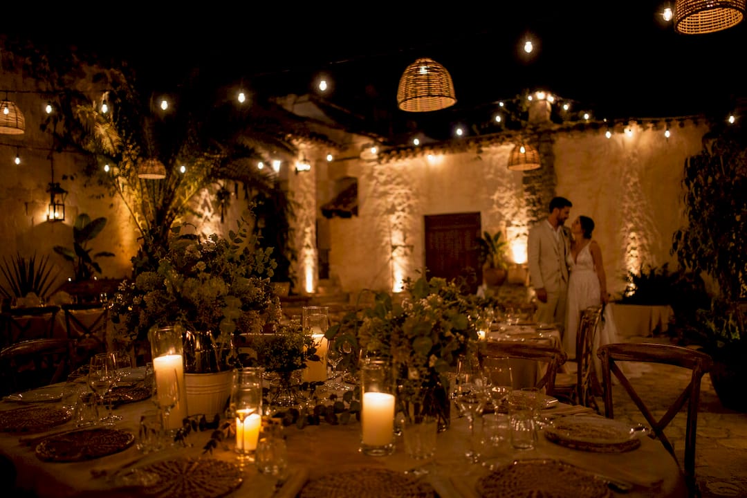 Iluminación ambiental por capas en un patio de Almería para una noche de boda