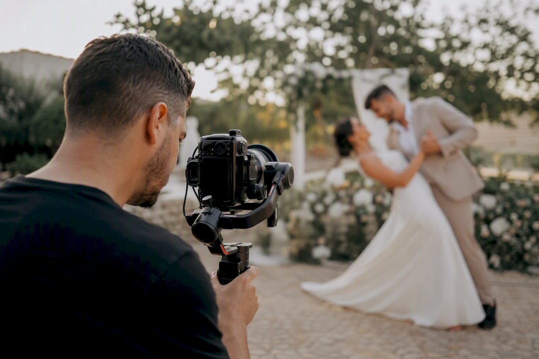 Videógrafo grabando a pareja posada, estilo cinematográfico