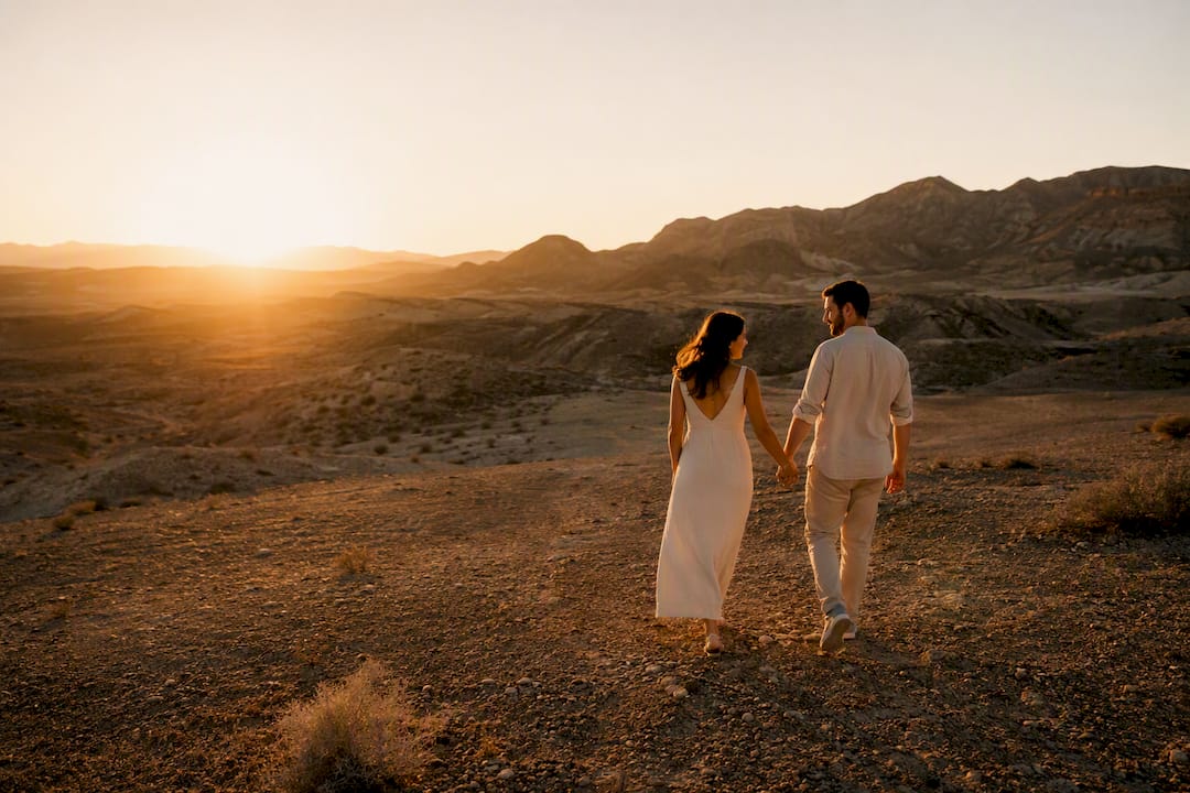 Pareja en sesión preboda en el desierto de Tabernas al atardecer