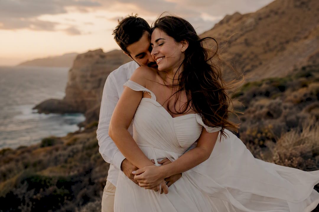 Novia y novio con efecto viento en Cabo de Gata