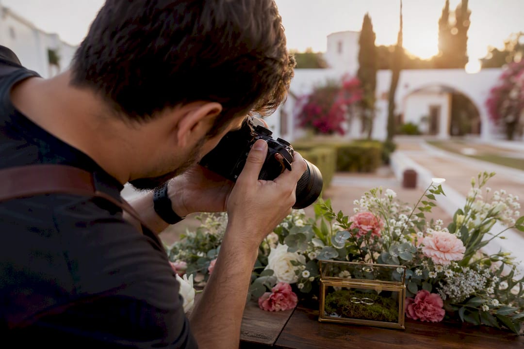 Fotógrafo capturando detalles de boda en Almería