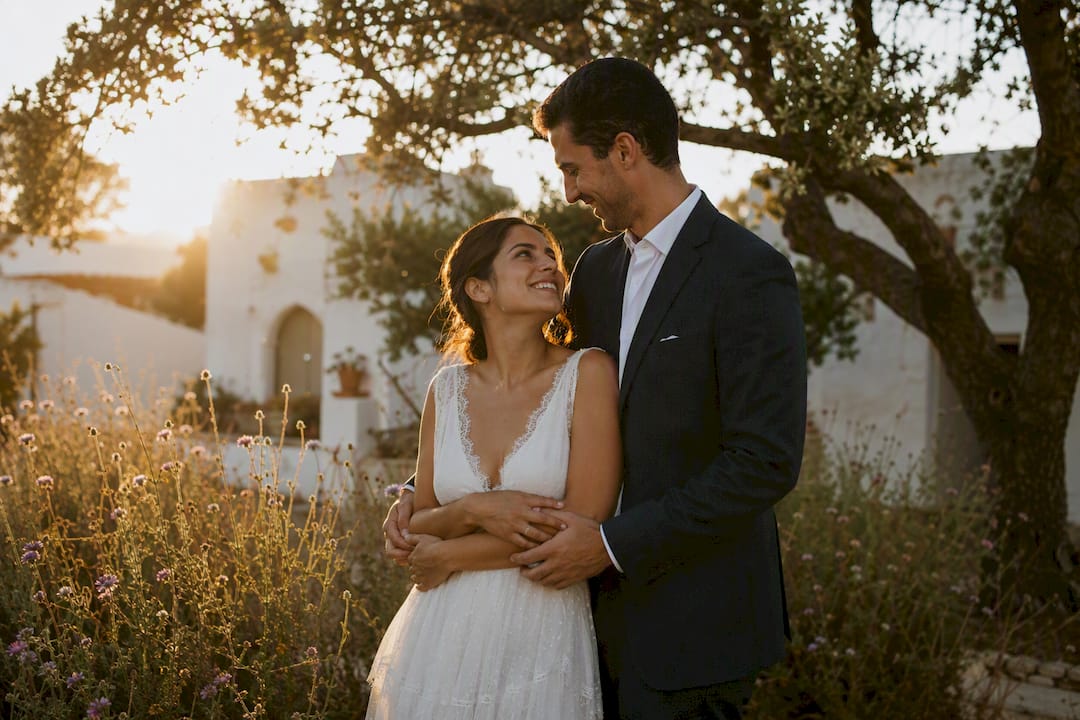 Sesión de fotos íntima de los novios al aire libre