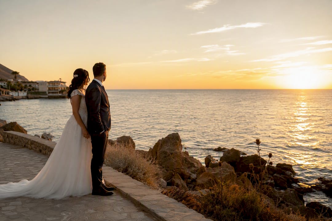 Pareja de recién casados frente al mar