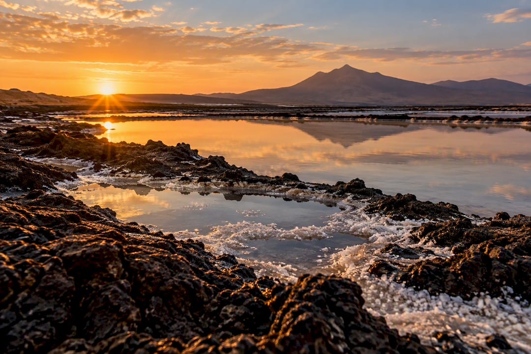 Salinas y texturas volcánicas al atardecer