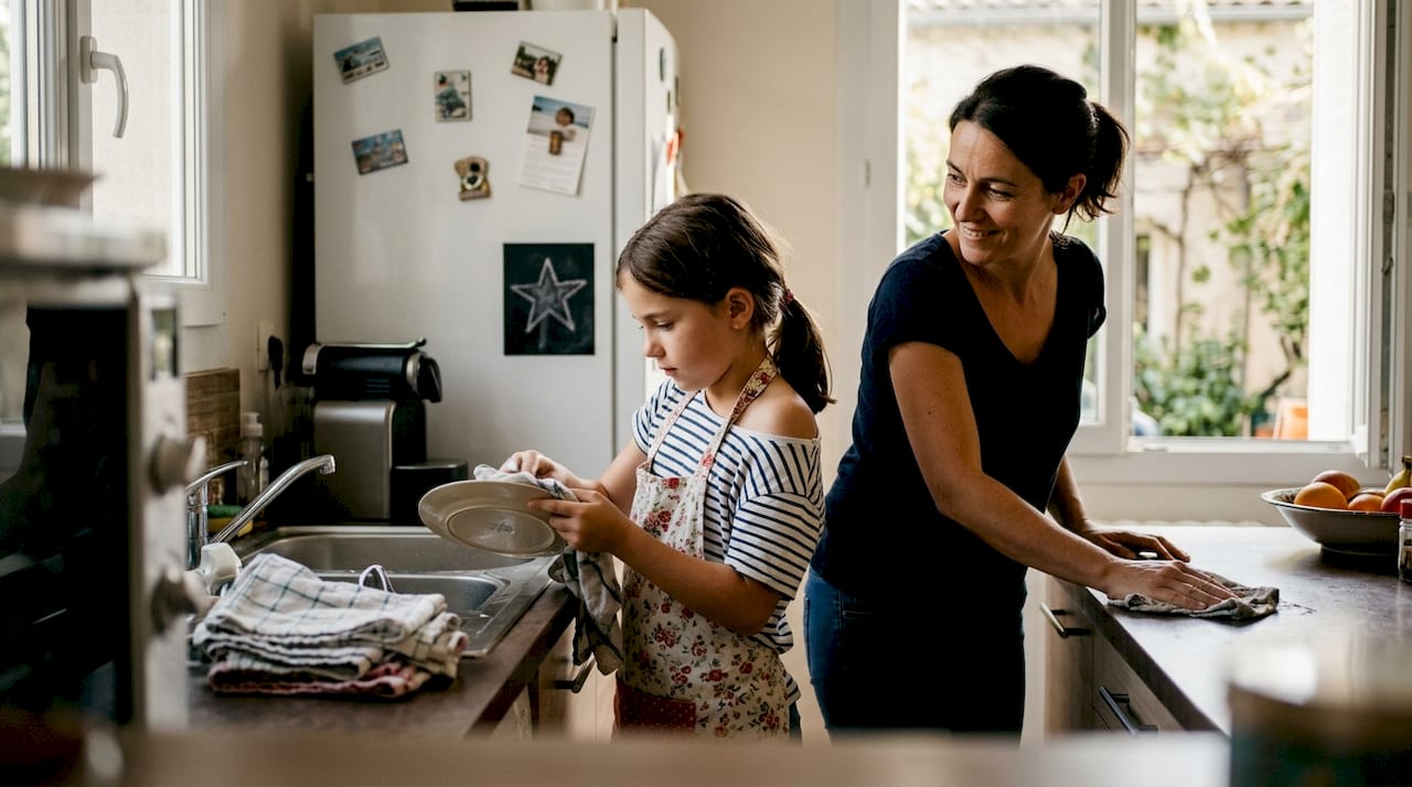 Un enfant qui donne un coup de main à la maison en accomplissant une petite tâche quotidienne.