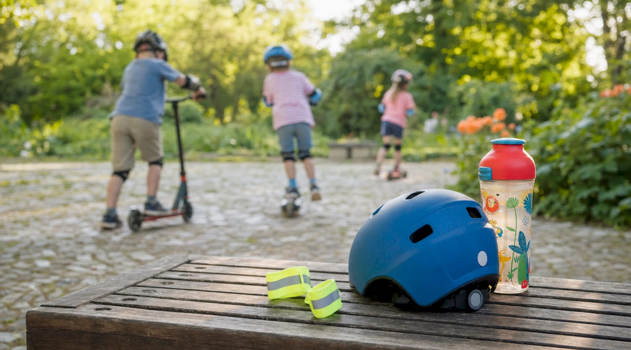 Accessoires de vélo pour enfants posés sur un banc au parc