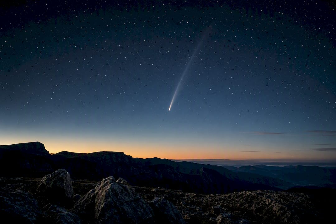 Une comète resplendissante avec une queue dans le ciel